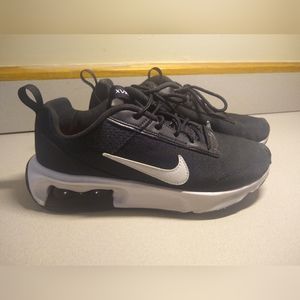 Ladies size 8.5 Nike air max black walking shoes